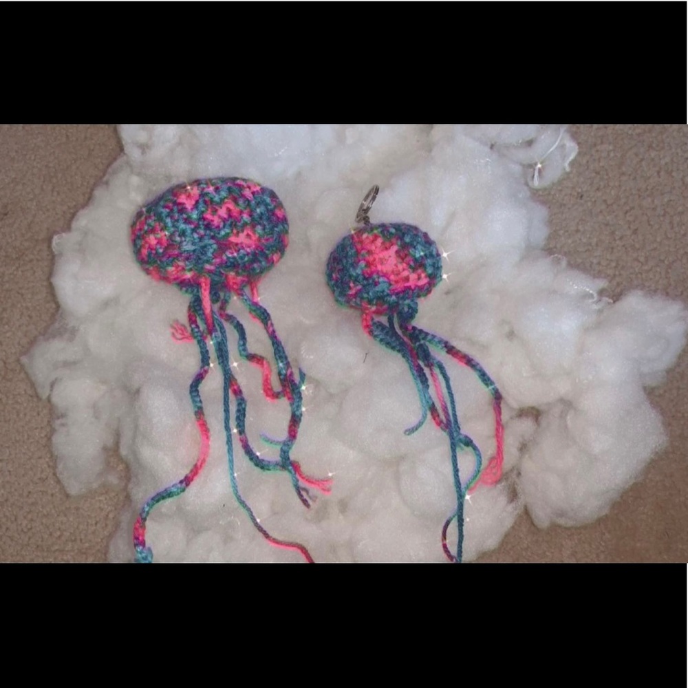 Crochet jellyfish and bee with or without keychain - Picture 6 of 6